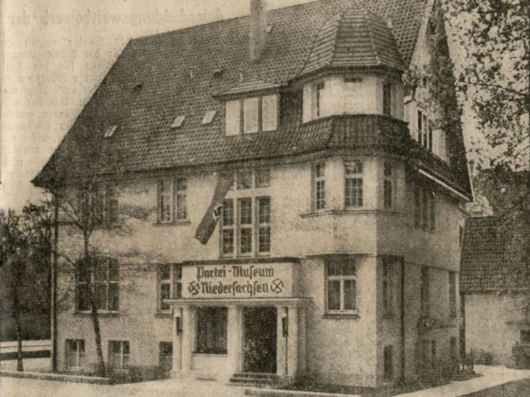 Gebäude des Parteimuseums (am 22.04.1939 eröffnet). Rasterdruck nach einem Foto von Wilhelm Hauschild, 1939: Hannover-List, Waldstraße / Ecke Walderseestraße. 
Aus Zeitungsartikel „Eine neue Gaustätte der Bewegung: Das Parteimuseum Niedersachsen in Hannover“,  Niedersächsische Tageszeitung (NTZ), 22./23.04.1939, Seite 5.
